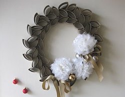 Craft Ideas  Toilet Paper Rolls on Fabulous Wreath From Toilet Paper Rolls   Allfreeholidaycrafts Com