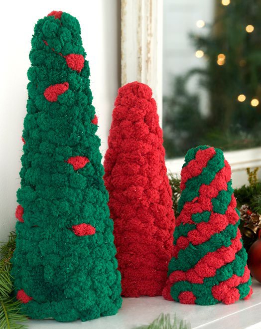 Pom-Pom Yarn Christmas Trees | FaveCrafts.com